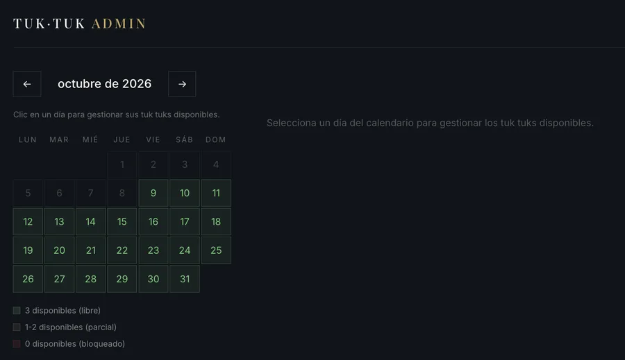 Calendario de disponibilidad del panel de TukTuk Cartagena: cada día del mes en verde si quedan los tres tuk tuks libres, con leyenda de libre, parcial y bloqueado